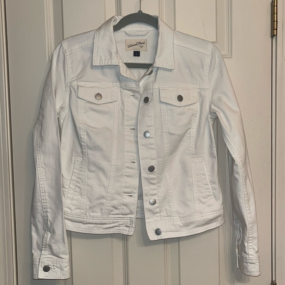 Universal Thread white jean jacket. Size XS